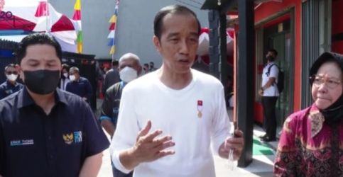 Presiden Jokowi didampingi Menteri BUMN dan Menteri Sosial saat berada di Papua dalam rangka pembagian BLT. (Foto : Setpres)