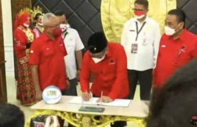 Sekjen PDIP Hasyo Kristiyanto dan Ketua DPP Bambang Wuryanto saat berada di kantor KPU. (Ist)