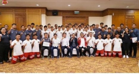 Deputi Bidang Protokol, Pers dan Media Bey Machmudin bersama para pemain Timnas U-16 di Sultan Hotel. Foto : Istimewa