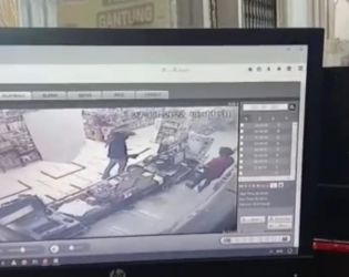 Garong minimarket di Lebak tertangkap kamera cctv toko. Foto : Istimewa