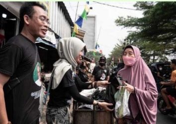 Bagi-bagi paket nasi oleh Kowarteg Jakarta di Pasar Pintu Air Petamburan. (Ist)