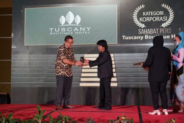 GM Tuscany Boutique Hotel, Braddy Attaka Tamba saat menerima penghargaan PWI Tangsel Award 2022. (Ist)