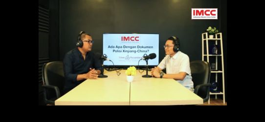 Direktur IMCC Robi Sugara (kiri) berbincang dengan Andrian Zenz. (Ist)