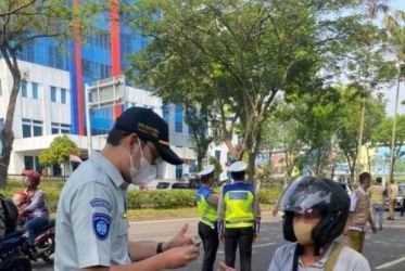 Petugas sedang mengecek kelengkapan kendaraan bermotor. Foto : Istimewa