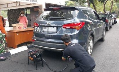 Mobil saat melakukan uji emisi. (Ist)