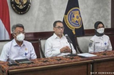 Menteri Perhubungan Budi Karya Sumadi (tengah) saat memberikan konferensi pers terkait rencana kenaikan tarif ojol. (Ist)