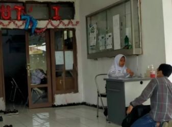 Calon TKI dari Pandeglang sedang mengurus dokumen ke kantor Disnakertrans. (Ist)