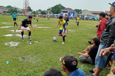 Pemain Pamulang FC, Sandi Bule menggiring bola dibayangi pemain Dejan FC.(Foto.dok.Panitia Bina Jaya Cup)