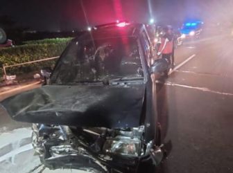 Mobil Izuzu Panther yang rusak akibat menabrak truck terguling di Tol Tangerang-Merak di Km 88 B. Foto : Istimewa