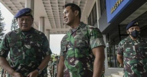 Panglima TNI Jenderal TNI Andika Perkasa (tengah) berbincang dengan KSAL Laksamana Yudo Margono (kiri). (Ist)