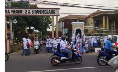 Pelajar SMA Negeri 2 dan 6 Pandeglang banyak yang terlantar karena angkutan umum pada mogok. Foto : Istimewa