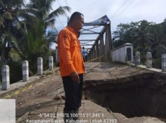 Salah satu jalan rusak terdampak akibat banjir di Lebak pada Jumat (23/09). Foto : Istimewa