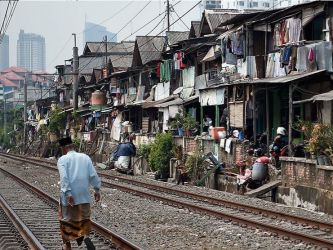 Warga miskin hidup di pinggir rel kereta. (Ist)