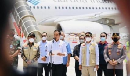 Presiden Jokowi saat memberikan keterangan pers di Bandara Halim Perdanakusuma terkait bantuan untuk Pakistan. Foto : Setpres