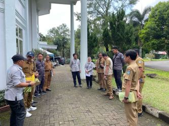 Tim Bapenda Tangsel saat menjalani penagihan PBB secara door to door. (ist)