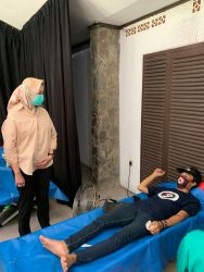 PMI Tangsel Gelar Donor Darah di Warung Om Iwan. (tangselpos.id/rmn)