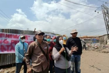 Warga Dadap melakukan demo terkait rehabilitasi Jembatan Dadap. (tangselpos.id/bnn)