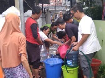 Warga berebut air bersih. Foto : Istimewa