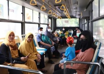 Warga memanfaatkan fasilitas gratis Bus Tayo. Foto : Istimewa