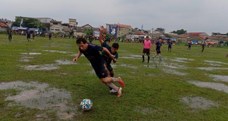 Bek Garuda, Anas (belakang) mengawal pemain asing Mangku FC, Christian pada Jumat (2/9) sore.(Foto: dok.Panitia Bina Jaya Cup)
