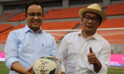 Gubernur DKI Anies Baswedan dan Gubernur Jawa Barat saat mencoba main sepakbola di JIS. (Ist)