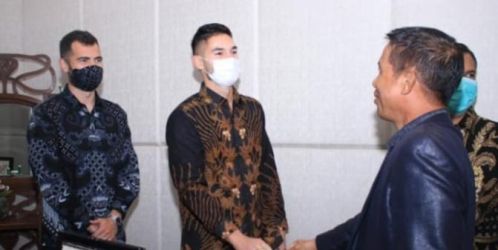 Jordi Amat dan Sandy Walsh resmi menjadi pemain naturalisasi PSSI. Foto : Istimewa