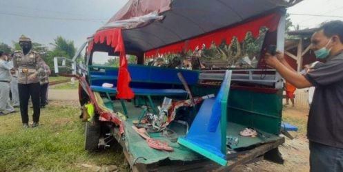 Kecelakaan Odong-odong dengan kereta di Serang di perlintasan kereta tanpa palang pintu. (Ist)