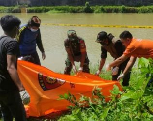 Mayat kakek berusia 60 tahun ditemukan mengambang di sungai Cilemer, Pandeglang dengan luka lebam ditubuhnya. Foto : Istimewa