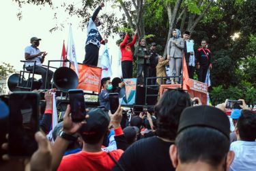 Sekretaris Komisi III DPRD Banten Ria Mahdia saat menemui aksi buruh. (Ist)