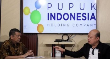 Wawancara Eksklusif Direktur Rakyat Merdeka Kiki Iswara bersama Direktur Utama PT Pupuk Indonesia Bakir Pasaman. (Rizal/RM)