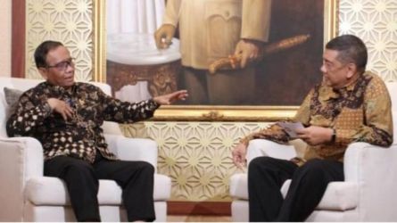 Menkopolhukam Mahfud MD saat wawancara eksklusif dengan Direktur Utama Rakyat Merdeka Kiki Iswara. (RM)