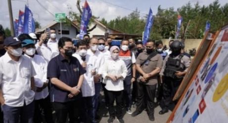 Menteri BUMN Erick Thohir bersama Menteri Koperasi dan UKM Teten Masduki beserta Direktur Utama Nicke Widyawati saat berada di Cilacap. (Ist)