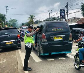 Mobil angkot di Pandeglang. Foto : Istimewa