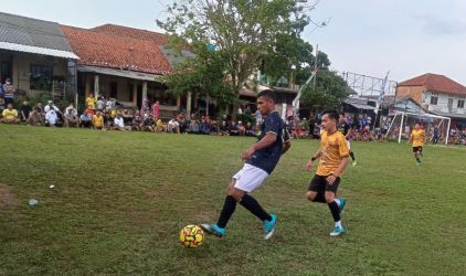 Bek Dejan FC, Denis kerap overlap membantu penyerangan hingga ke lini pertahanan Bamboe FC, Sabtu (3/9) sore.(Foto: dok.Panitia Bina Jaya Cup).