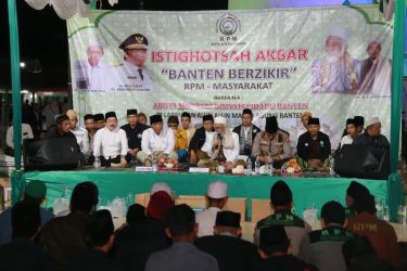 Banten Berzikir bersama Pj Gubernur Banten dan Abuya Muhtadi Dimyati beserta masyarakat dari berbagai kalangan. (Foto : Humas Pemprov)