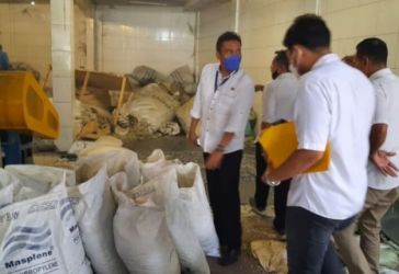 Petugas DLHK Kabupaten Tangerang saat sidak ke pabrik plastik yang berada di Panongan. Foto : Istimewa