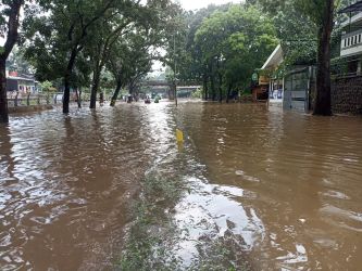 Banjir di bawah fly over rel kereta, Jalan Pusaka Kencana, Rawa Buntu, Serpong, Tangerang Selatan, Jumat (23/9/2022). (tangselpos.id/mg-1)