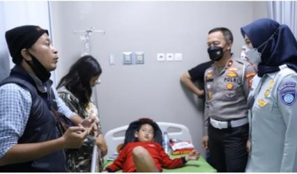 Direktur Operasional PT Jasa Raharja (kanan) Dewi Aryani saat membesuk korban truck maut Bekasi di Rumah Sakit. (Ist)