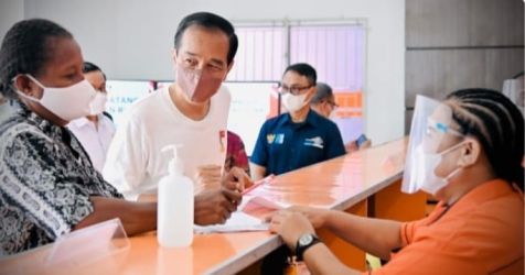 Presiden Jokowi saat meninjau pembagian BLT di Kantor Pos Cabang Sentani, Kabupaten Jayapura. (Foto : Setpres)