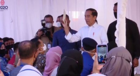 Presiden Jokowi saat memberikan BLT  BBM di Kota Baubau, Sulawesi Tenggara. (Ist)