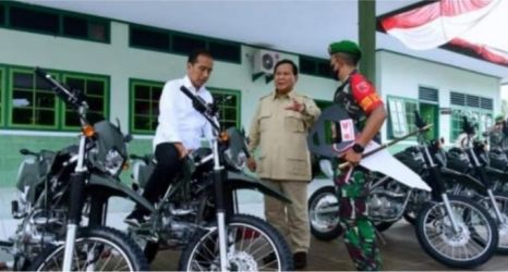 Presiden Jokowi bersama Menhan Prabowo Subianto menyerahkan sepeda motor untuk Kodim Tual. (Foto : Setpres)