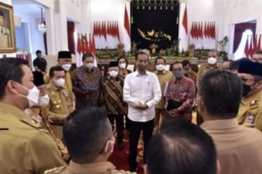 Presiden Jokowi bersama Wapres KH Maruf Amin berbincang bersama para Menteri dan beberapa Kepala Daerah di Istana Kepresidenan. Foto ; Istimewa