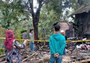 Kondisi rumah terbakar di Pandeglang yang menewaskan kakek Asmah. Foto ; Istimewa