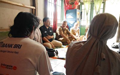 Tim dari Dinas Sosial, DP2KBP3A, dan Camat Banjar, menemui keluarga korban dugaan tindak pidana rudapaksa anak di bawah umur di Desa Cibodas, Kecamatan Banjar, Kabupaten Pandeglang, Selasa (20/9/2022).(Ari Supriadi/Tangsel Pos)