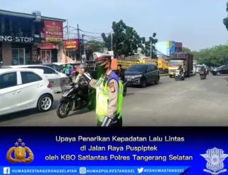 Petugas Satlantas Polres Tangsel saat  mengatur Lalin di Jalan Puspiptek. Foto : Istimewa