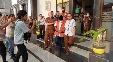 Penyidik menggiring Asep Aed Subadriwiaya, tersangka kasus dugaan korupsi BOS Afirmasi TA 2019 di Dindikbud Pandeglang, Rabu (14/9/2022).(Istimewa)