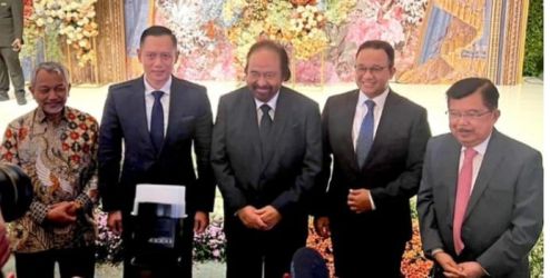 Ketua Umum Demokrat Agus Harimurti Yudhoyono, Ketua Umum Nasdem Surya Paloh, Gubernur DKI Anies Baswedan dan Mantan Wapres Yusuf Kalla saat menghadiri acara resepsi pernikahan di Jakarta pada Minggu (18/9). Foto : Istimewa