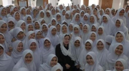 Puan Maharani diantara santriwati Ponpes Mahasina Daeul Quran wal Hadist Bekasi. (ist)