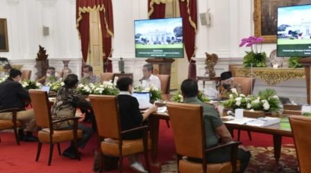 Presiden Jokowi memimpin rapat di Istana Merdeka, Jakarta. (Foto : Setpres)