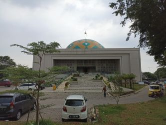 Pembagian makan siang gratis di Masjid Ar Rahman Islamic Center, Serpong, Tangsel. (tangselpos.id/mg-1)